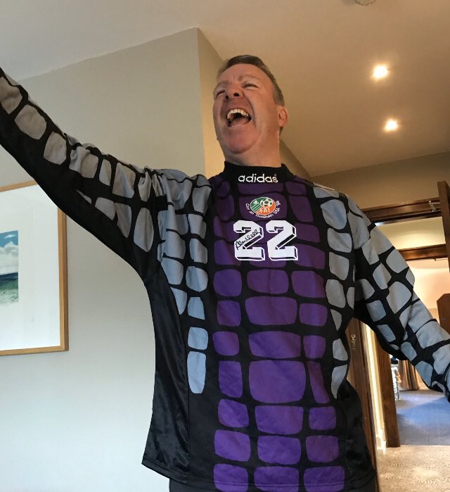 No custom fit GK shirt at  the 1994 World Cup... you got a 46-48 inch chest whether you were 5’2 or 6’2 😂🇮🇪 <a href="/FAIreland/">FAIreland</a>