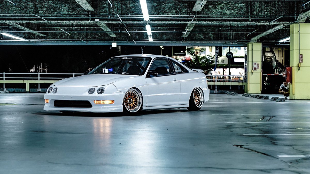 Bounce Garage 度重なる仕様変更で無駄金を使いながら仕上げたのが当店の自家用車 インテグラdc2です Us フェイススワップに始まり オールペン 内外装品の各部にccw等のusパーツを使用して組み付けています 足回りは安心の国産パーツ だがエンジンは