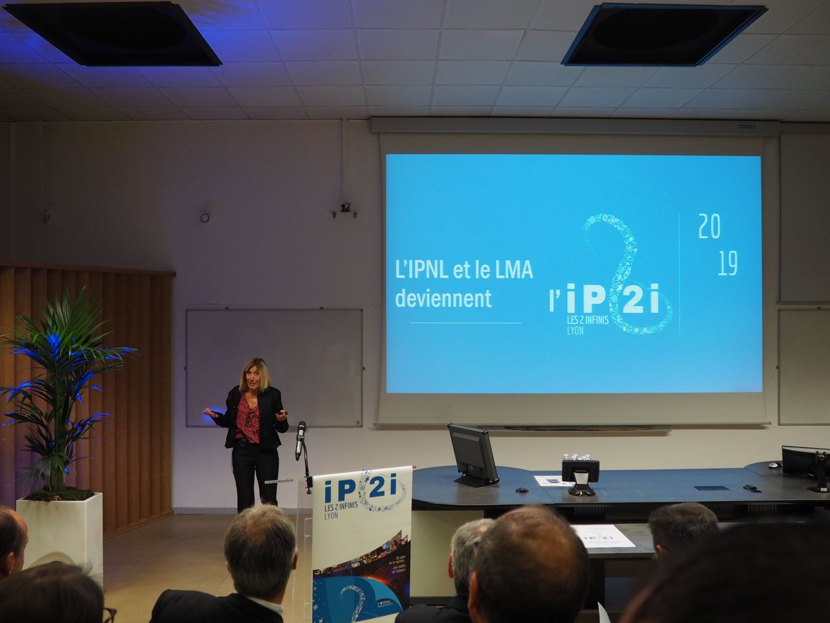 CNRS_IN2P3's tweet photo. Inauguration de @IP2ILyon #IN2P3 c'est parti. Anne Ealet présente les découvertes majeures auxquelles ont participé les laboratoires #IPNL et #LMA qui fusionnent aujourd'hui : boson de Higgs, ondes gravitationnelles... et celles à venir
@CNRS @UnivLyon1 https://t.co/82kp2GfSmn
