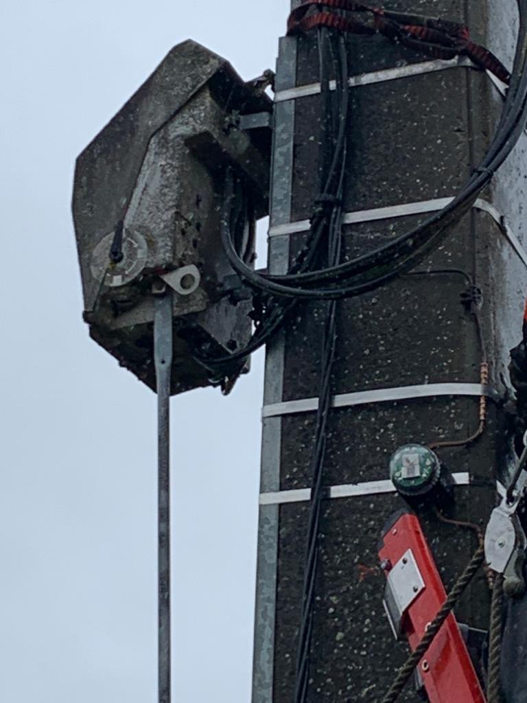 enedis_pdl's tweet photo. Un nouvel objet connecté fait son apparition sur les poteaux électriques des Pays de la Loire ! Il s'agit d'un parafoudre connecté ⚡️ qui permet de localiser les coups de foudre sur le réseau et donc de réduire le temps de coupure pour les clients 👏🏻 #IoT #numérique #smartgrid https://t.co/nUBKenzd7S