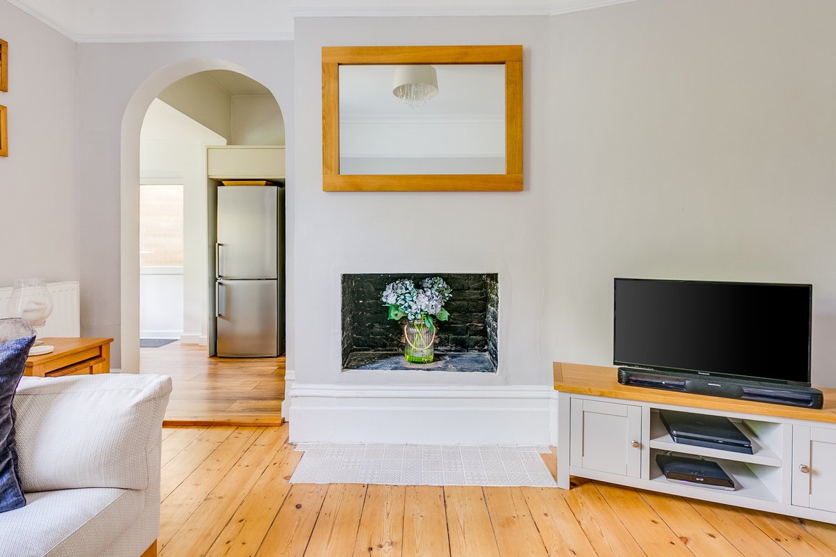 PPartnershipLon's tweet photo. PRICE REDUCTION Beautifully proportioned 2 bed period garden flat, offering superb lateral space, ideally situated moments from the river Thames, Teddington shops and highly regarded schools #propertypartnership #lovelocal #lovewhereyoulive #forsale #teddington  #PpartnershipLon https://t.co/S1ukKLYFeB