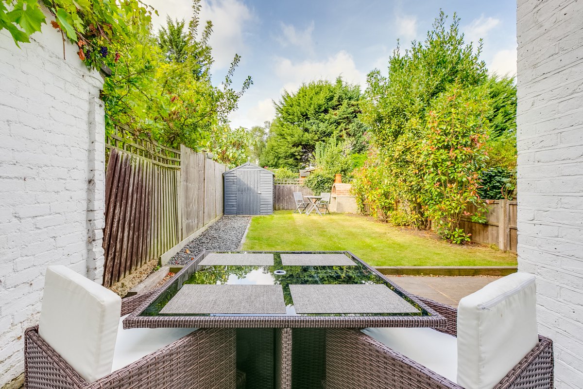 PPartnershipLon's tweet photo. PRICE REDUCTION Beautifully proportioned 2 bed period garden flat, offering superb lateral space, ideally situated moments from the river Thames, Teddington shops and highly regarded schools #propertypartnership #lovelocal #lovewhereyoulive #forsale #teddington  #PpartnershipLon https://t.co/S1ukKLYFeB