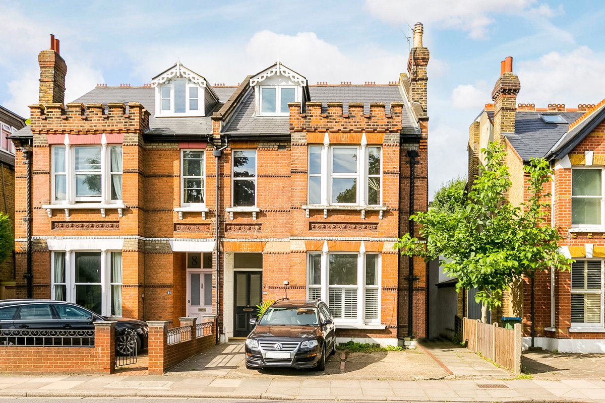 PPartnershipLon's tweet photo. PRICE REDUCTION Beautifully proportioned 2 bed period garden flat, offering superb lateral space, ideally situated moments from the river Thames, Teddington shops and highly regarded schools #propertypartnership #lovelocal #lovewhereyoulive #forsale #teddington  #PpartnershipLon https://t.co/S1ukKLYFeB