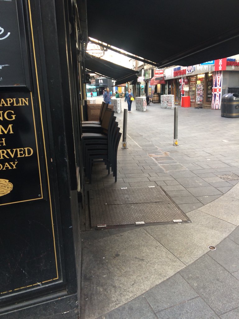 FilmFan1971's tweet image. So, this is the very back of the queue for Knives Out - it basically loops around the cinema, right back to Bear Street. #LFF #queuetheory