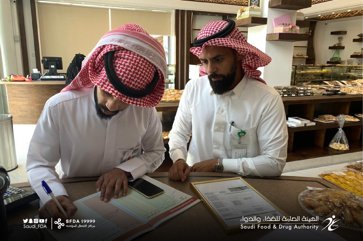 Saudi_FDA's tweet photo. حرصًا وتأكيدًا على التزام المنشآت الغذائية بلائحة “الإفصاح عن مسببات الحساسية في قائمة وجبات المنشآت الغذائية التي تقدم الطعام للمستهلك خارج المنزل” قام�� #الغذاء_والدواء بالتعاون مع @saudimomra بجولات رقابية في عدة مناطق من المملكة.
https://t.co/ZQzrjbYigk https://t.co/LuPEQCBBCY