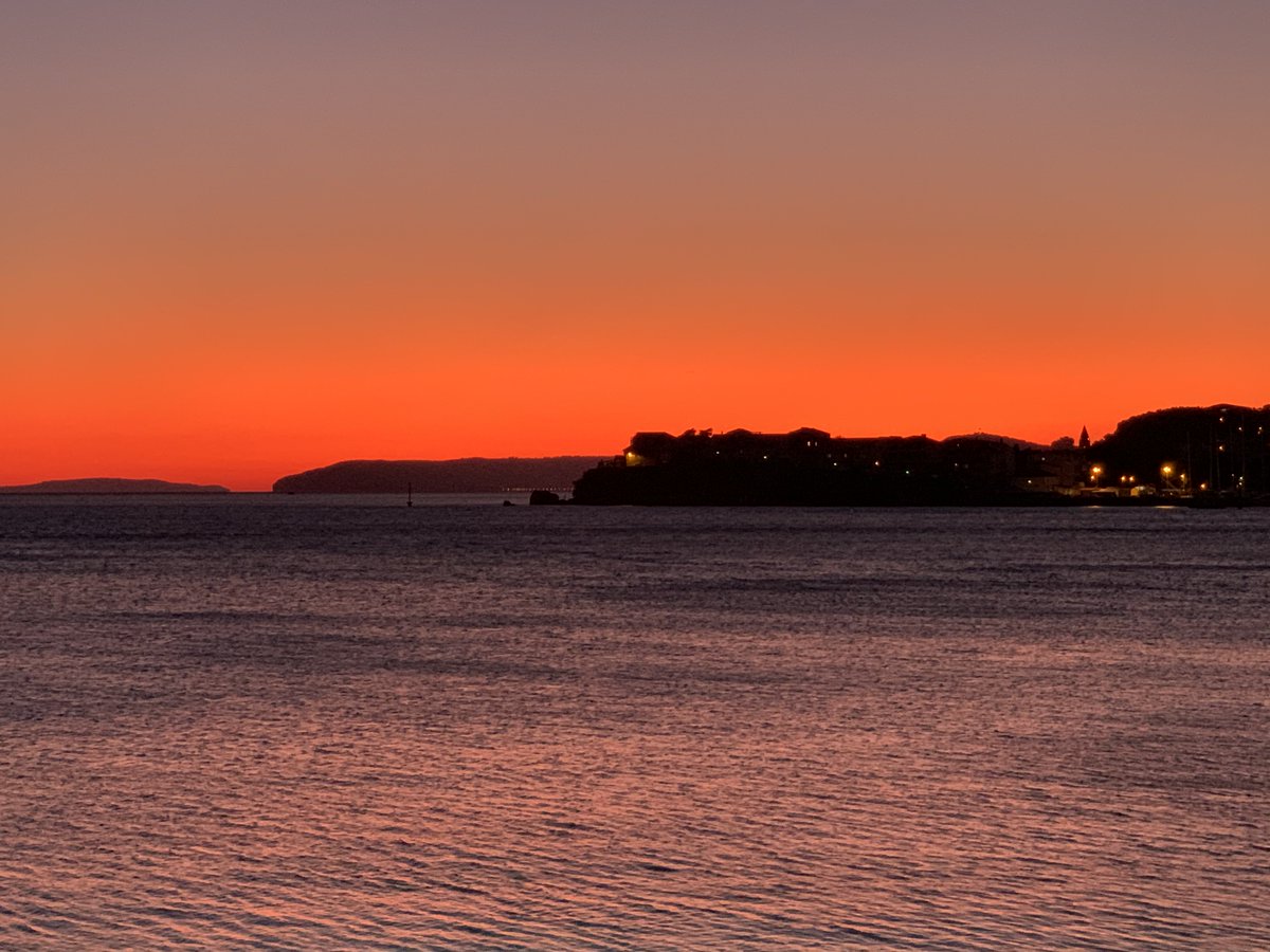 HotelSplit's tweet image. This is what sunset looks like from our terrace...

#sunset #greenhotel #ecofriedly #boutiquehotel #croatia #croatiafulloflife #romance #indiansummer #sea #besthotels #businesshotel #bleisure