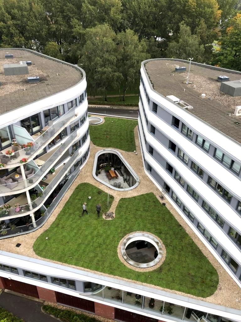 Sempergreen's tweet photo. De bewoners van appartementencomplex De Witte Wolken in Apeldoorn kunnen weer genieten van een prachtig groen uitzicht! Aanleg groendak door Luijendijk Hoveniers. #Sedum #groendak #Apeldoorn #installatie #hovenier #duurzaam #regenwaterbuffer #biodiversiteit #aanleg https://t.co/ik4Js4xZzv