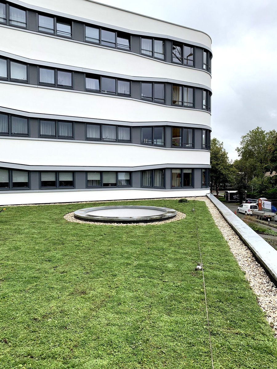 Sempergreen's tweet photo. De bewoners van appartementencomplex De Witte Wolken in Apeldoorn kunnen weer genieten van een prachtig groen uitzicht! Aanleg groendak door Luijendijk Hoveniers. #Sedum #groendak #Apeldoorn #installatie #hovenier #duurzaam #regenwaterbuffer #biodiversiteit #aanleg https://t.co/ik4Js4xZzv