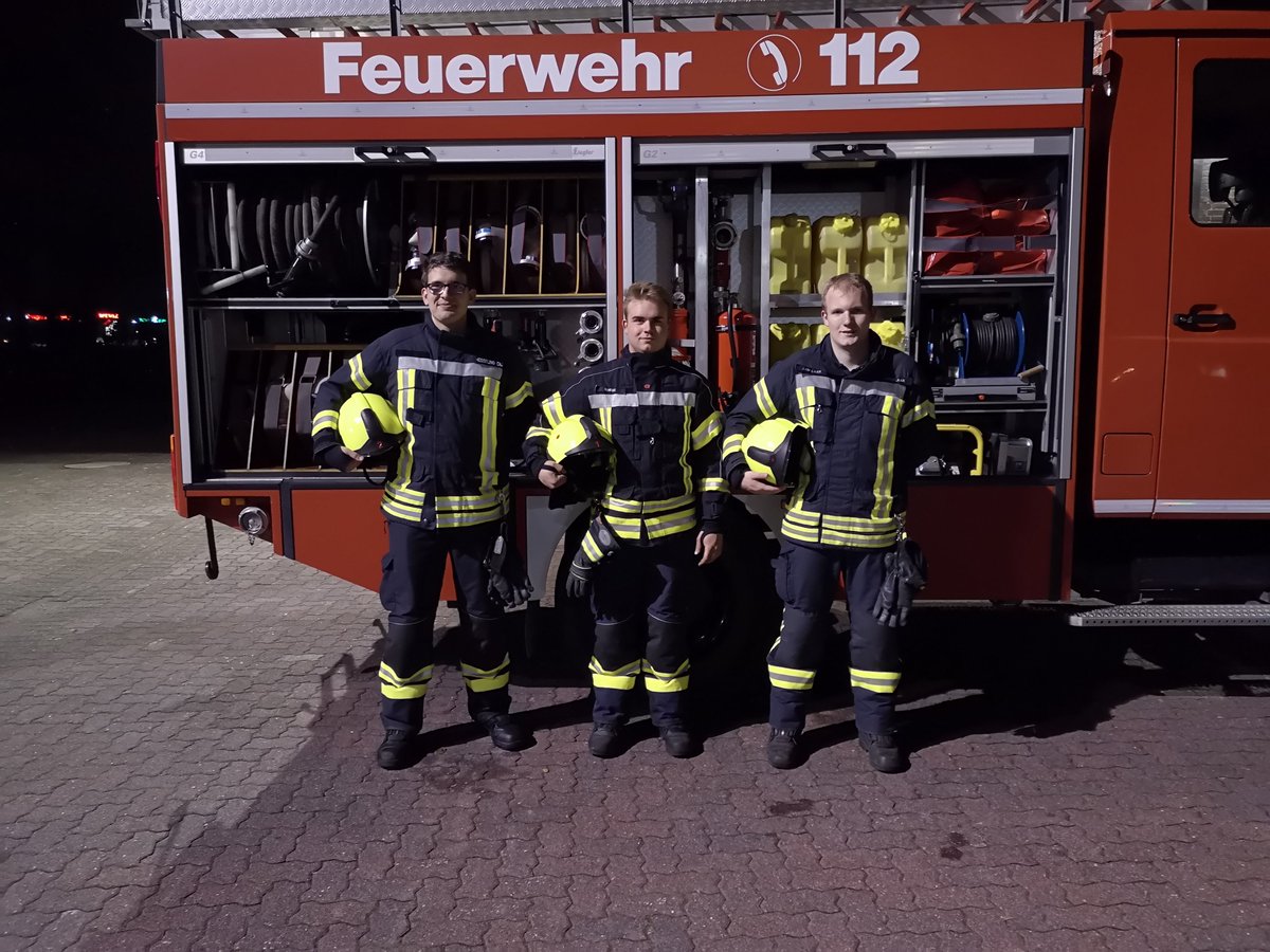 Prüfung erfolgreich bestanden! 🎉
Am gestrigen Dienstag fand am Kreisfeuerwehrhaus in Goch die Prüfung des Truppführerlehrganges für Angehörige der Freiwilligen Feuerwehren statt. Kameraden der LZ Rees und Millingen nahmen erfolgreich an der rund 70-stündigen Fortbildung teil.