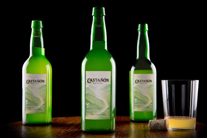 SIDRACASTANON's tweet photo. La sidra no es una bebida cualquiera y precisamente por esto conlleva un modo especial de consumo, ha de beberse con la "boca cerrada", en pequeños tragos continuados, sin interrupción y respirando a la vez, percibiendo la gran cantidad de aromas que presenta la #sidra https://t.co/q5z4f4vEQ7