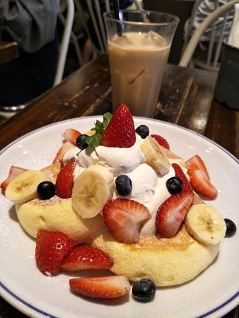 YShinso's tweet photo. Good morning, people! I'm having breakfast at Flipper's Shimokitazawa, eating delicious pancakes. Anybody wants to join me? https://t.co/HlrQNNIxgF