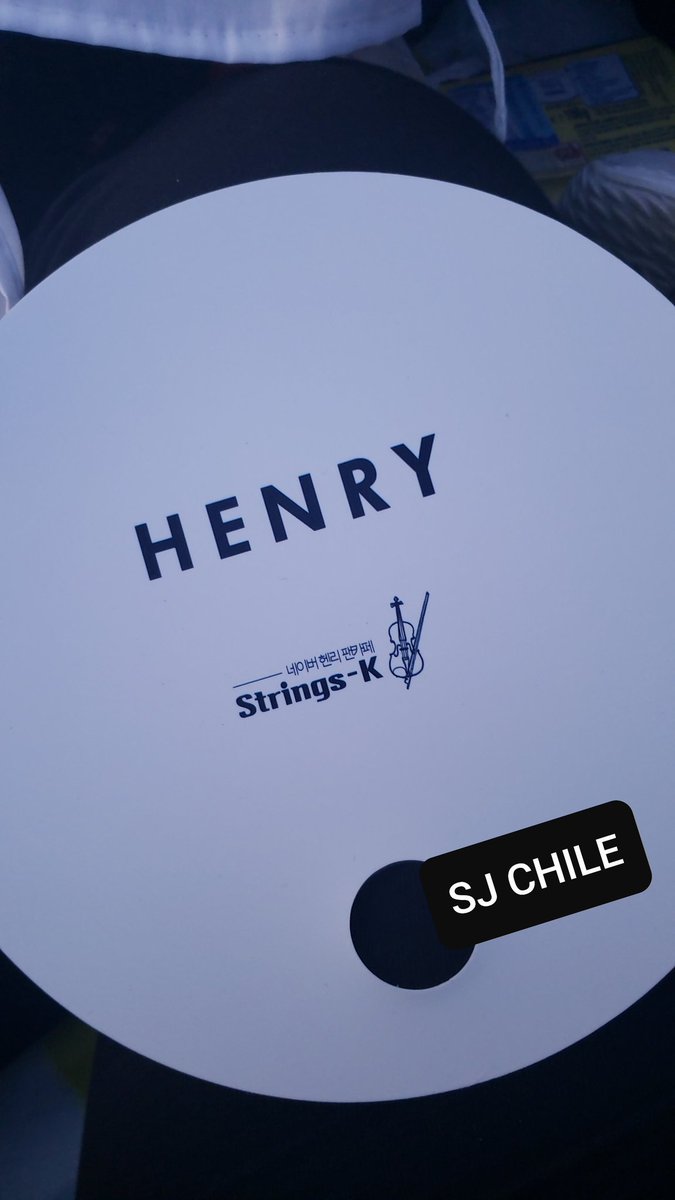 SJ_CHILE's tweet photo. Estamos esperando a Henry en su evento en Bampo ... Gracias a @StringsK_henry por hermoso regalo ❤ https://t.co/le6nCjshLH