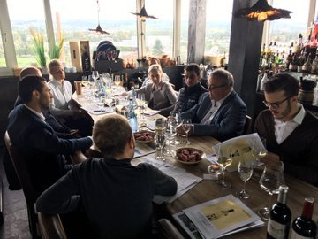 ReyneFlorian's tweet photo. Déjeuner débat à Stuttgart avec une équipe de jeunes viticulteurs au contact d'importateurs et sommeliers. A venir un pubireportage pour le #wienwirtshaft. Merci Anna Sophie Sobecki, Guillaume Gonfrier et Grégoire Piat.     
#Planetebordeaux #vinsdebordeaux #MonVinOutreRhin https://t.co/lNOBvehMMF