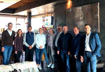 ReyneFlorian's tweet photo. Déjeuner débat à Stuttgart avec une équipe de jeunes viticulteurs au contact d'importateurs et sommeliers. A venir un pubireportage pour le #wienwirtshaft. Merci Anna Sophie Sobecki, Guillaume Gonfrier et Grégoire Piat.     
#Planetebordeaux #vinsdebordeaux #MonVinOutreRhin https://t.co/lNOBvehMMF