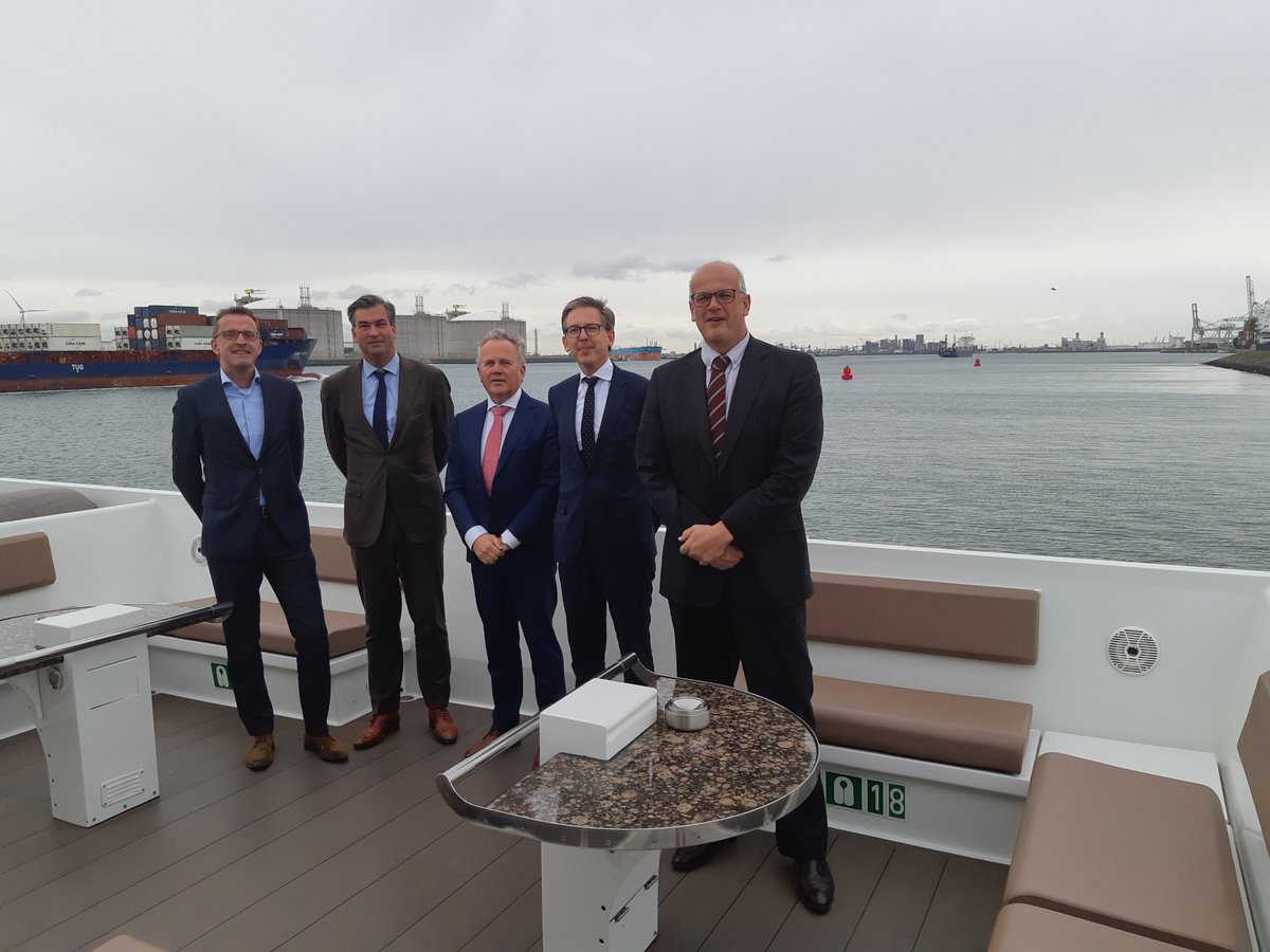 Goed werkbezoek gehad aan <a href="/HavenRotterdam/">Havenbedrijf R'dam</a> met nieuwe DG bedrijfsleven en innovatie <a href="/EZK/">ezk</a>. #energietransitie #vestigingsklimaat #brexit #digitalisering #kennisinstellingen <a href="/wolterleiseboer/">Wolter Leiseboer</a> #timostaal