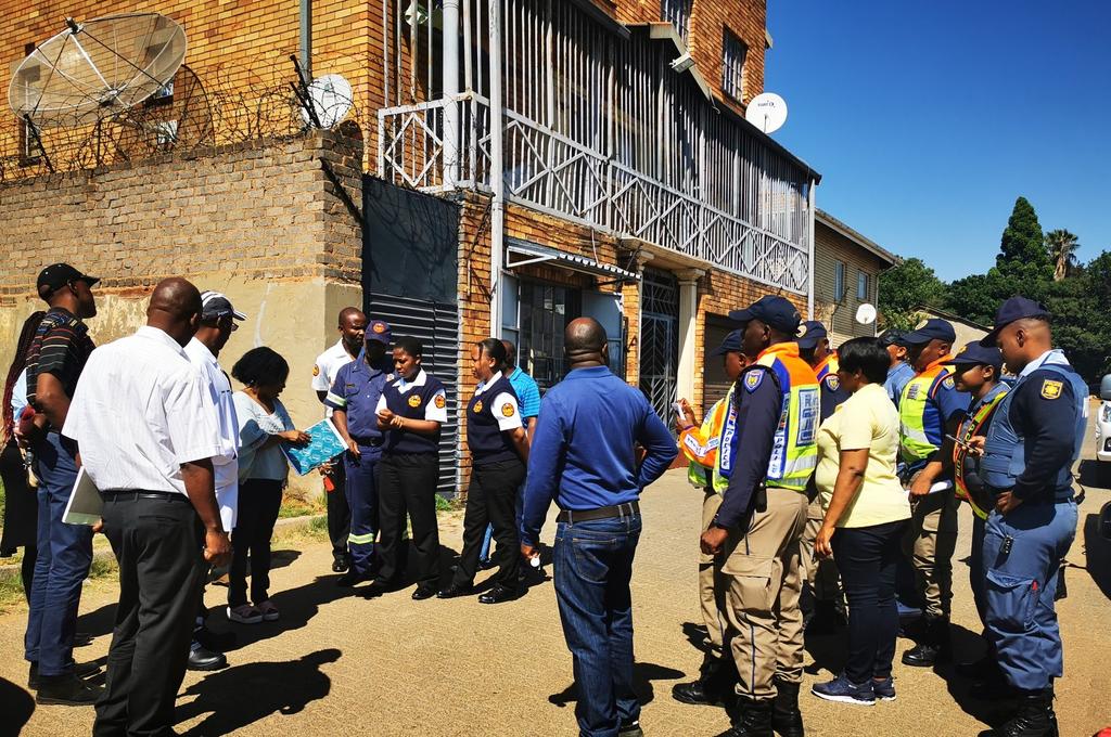 CoJPublicSafety's tweet image. The focus of today&apos;s Operation #BuyaMthetho in #Pageview #RegionF focuses on land use, following a complaint of overcrowding at a private residence.

Led by @CoJDevPlanning &amp;amp; #CRUM, supported by @JoburgMPD, @CityofJoburgEMS and @SAPoliceService

#SaferJoburg