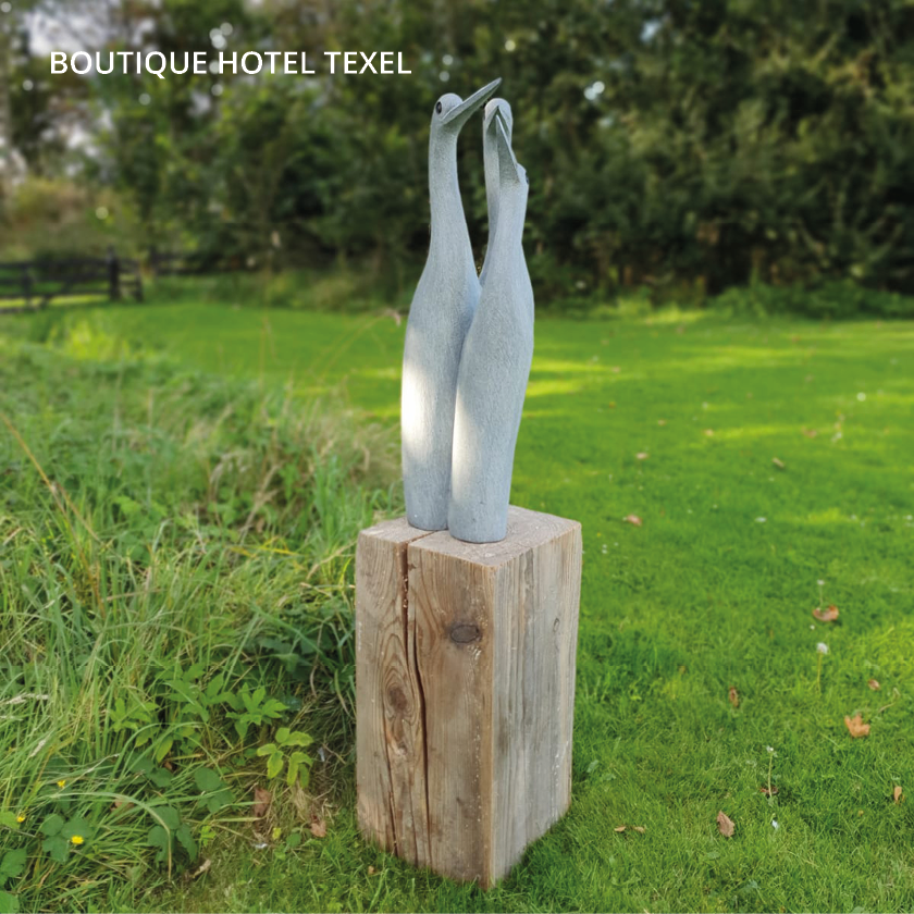 Vogels spotten kun je op Texel als de beste, óók in onze spatuin. 👀 Deze bijzondere exemplaren al gezien? Loop gerust een rondje, wij zetten de koffie klaar! ☕️#returntosender #wongi #texelkunst