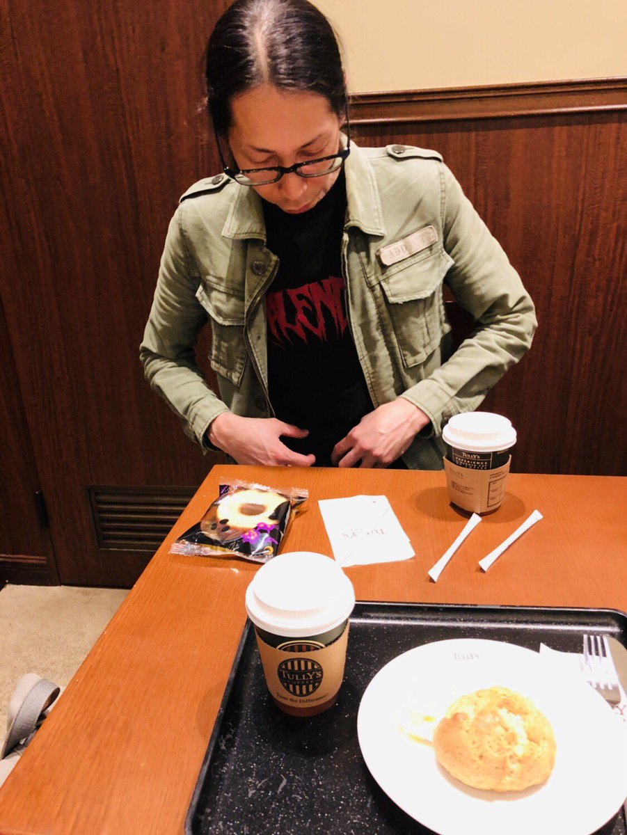 nextdragon1's tweet photo. 今日はコレ！解散するする詐欺でトロントで最後だと思って流した涙を返してもらいに来ました（笑）10/9、今日という自分にとって記念すべき日にTHE GET UP KIDS を観れるのは運命かなと。気になってたエナジーリアルゴールドを注入して、良き友人といざ！ https://t.co/J3ZpdDq0UX