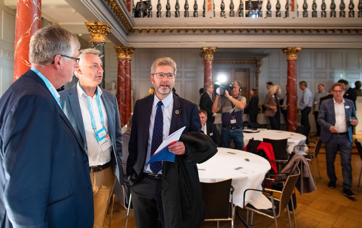 Med støtte fra Realdania, går 20 danske kommuner forrest i kampen mod klimaudfordringerne. I dag deler de viden med verdens storbyer. Blandt talerne var filantropidirektør Nina Kovsted Helk og direktør i <a href="/concitoinfo/">CONCITO</a> <a href="/chr_ibsen/">Christian P Ibsen</a>  Læs mere om DK2020: realdania.dk/projekter/dk20…