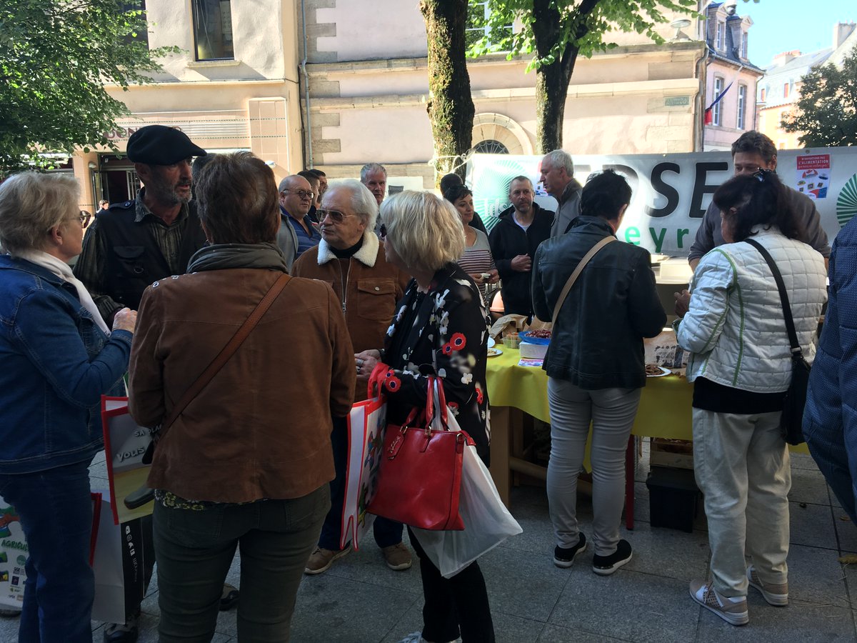 FDSEA12's tweet photo. Mardi 8 octobre @FDSEA12 et @JAveyron se sont mobilisés en ville contre le #CETA #MERCOSUR : "N'importons pas l'alimentation que nous ne voulons pas !". Dialogue avec les passants, sensibilisation à l'acte d'achat et à l'#agriculture de notre territoire ! https://t.co/9EmYnNtoAY