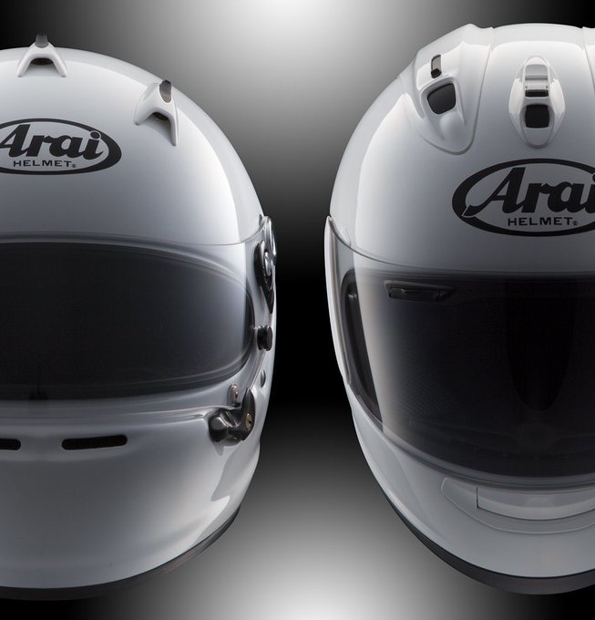 アライヘルメット Arai Helmet 四輪ヘルメットのアゴがワイドな訳 左側のヘルメットが四輪 用 右側が二輪用です 二輪用ヘルメットに比べ 四輪用ヘルメットのアゴがワイドなのがわかります 四輪用ヘルメットは衝突時 ハンドルなどにぶつかる事や