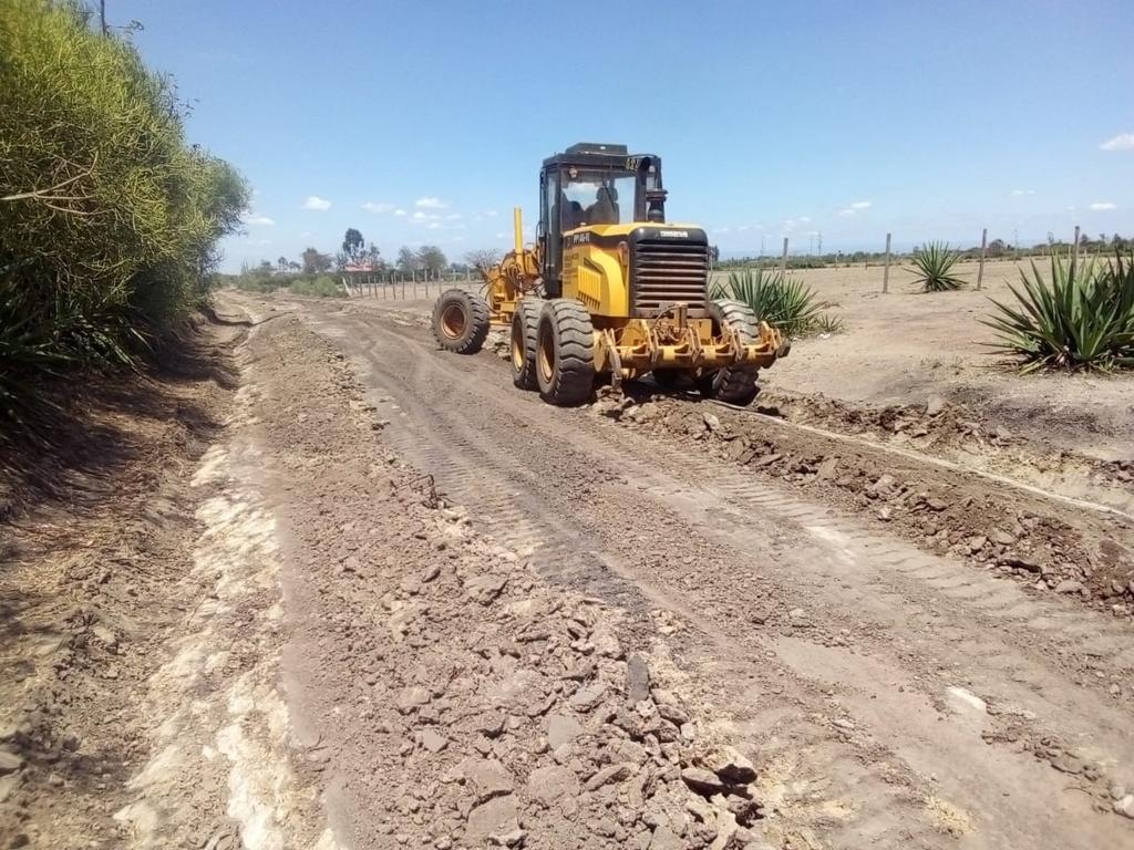 MachakosDU's tweet photo. Grading of roads is ongoing in Kyeleni ward, Machakos county. H.E @DrAlfredMutua committed to improve road networks and infrastructure in the county. Cc: @maitha_robert https://t.co/vc80YvhOqW