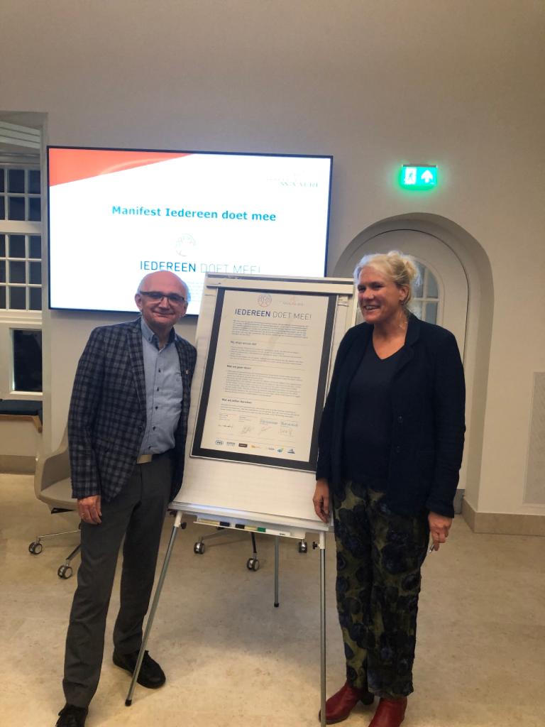 Waalregemeente's tweet photo. 8 oktober ondertekende Lianne Smit, wethouder sociaal domein, met voorzitter van de Participatieraad, Henk de Graaf, het Manifest 'Iedereen doet mee!'. De gemeente Waalre werkt samen met partners én mensen met een beperking aan een inclusieve gemeente: https://t.co/HIIWihal5g https://t.co/c0B0sGaSHC