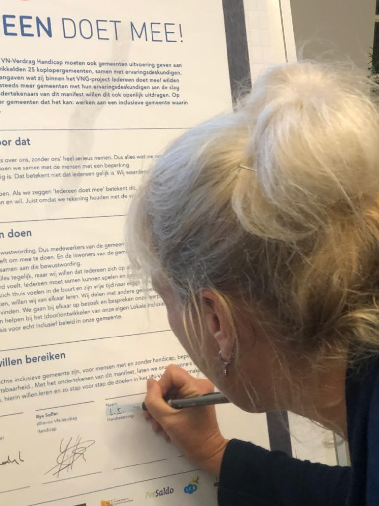 Waalregemeente's tweet photo. 8 oktober ondertekende Lianne Smit, wethouder sociaal domein, met voorzitter van de Participatieraad, Henk de Graaf, het Manifest 'Iedereen doet mee!'. De gemeente Waalre werkt samen met partners én mensen met een beperking aan een inclusieve gemeente: https://t.co/HIIWihal5g https://t.co/c0B0sGaSHC