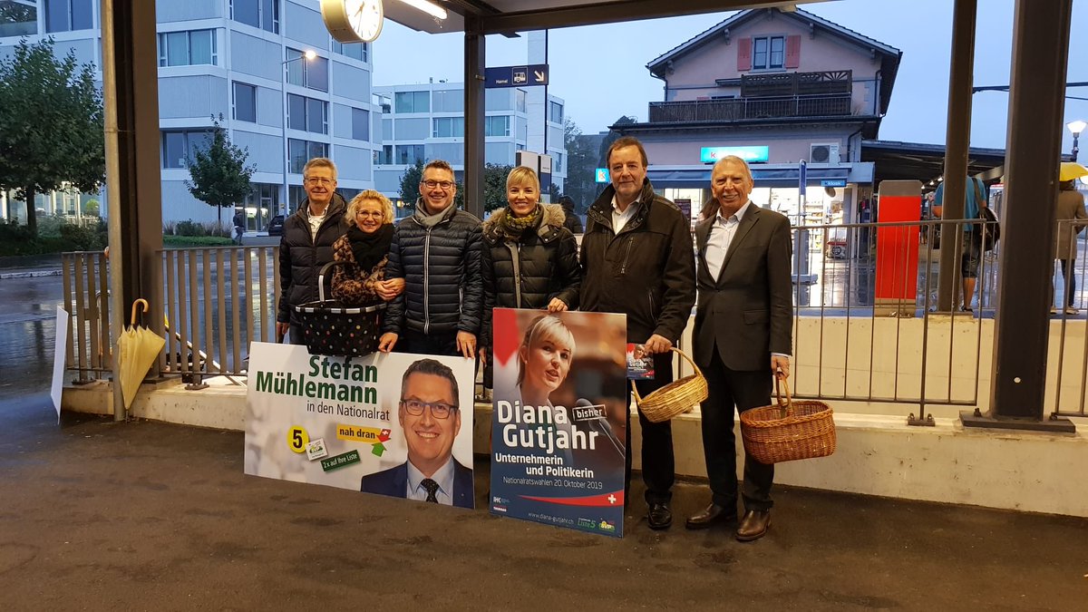 DianaGutjahr1's tweet photo. Herbstferien haben begonnen-Mobilisierung bis zum Schluss. Heute am Bahnhof Arbon – einige «Noch-Nicht-Gewählt» angetroffen und motiviert die Wahlunterlagen auszufüllen. #12daystogo #dianagutjahr #wahlench19 #ichwills #ichwähls #svp #thurgau #liste5 #hörtzu #packtan https://t.co/VYIhEe2NGs
