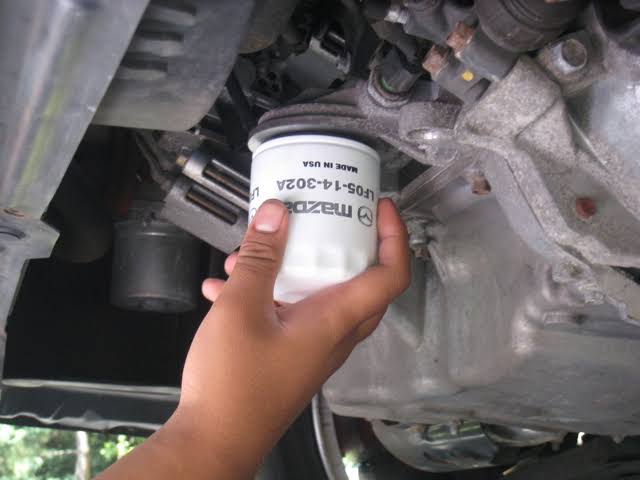 tyrefitng's tweet photo. Can you service your car yourself?

Yes you can 

What do you need to do?

1. Replace engine oil
2. Replace oil filter
3. Blow air filter
4. Clean or replace spark plugs
5. Check level and replace brake fluid and Clutch fluid 

#carcare #WednesdayThoughts #tyrefit #safety https://t.co/eP7RNUfDq5