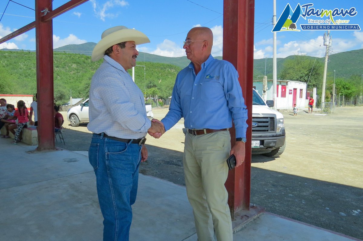 CEAT1's tweet photo. El director general @CovaLuispinto acompañado por el Alcalde de @GobJau Martín Rodríguez entregaron una bomba para el pozo de agua en el ejido La Reforma, beneficiando a 75 familias de esta comunidad. @gobtam #Jaumave https://t.co/vJhCYBb1ib