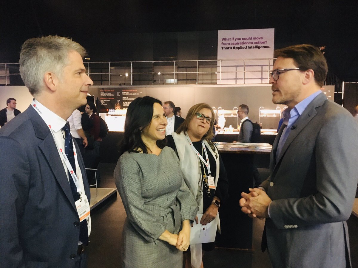 De Algemeen Afgevaardigde van Quebec @pldesgagne en de Burgmeester van Montreal <a href="/Val_Plante/">Valérie Plante</a> ontmoeten Prins Constantijn van Oranje tijdens de <a href="/WorldSummitAI/">World Summit AI: We do AI different.</a> om de door Nederland genomen initiatieven ter ondersteuning van startup te bespreken @TechLeapNL #wsai19 #AI #Amsterdam