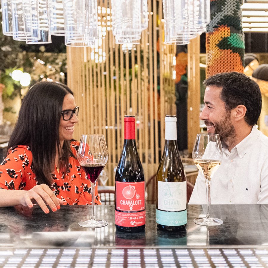 Hoy es #9Octubre, Día de la Comunitat Valenciana. Una ocasión perfecta para disfrutar y brindar con vinos valencianos como #Chaval o #Chavalote, vinos comprometidos contigo y que aportan una pequeña dosis de felicidad