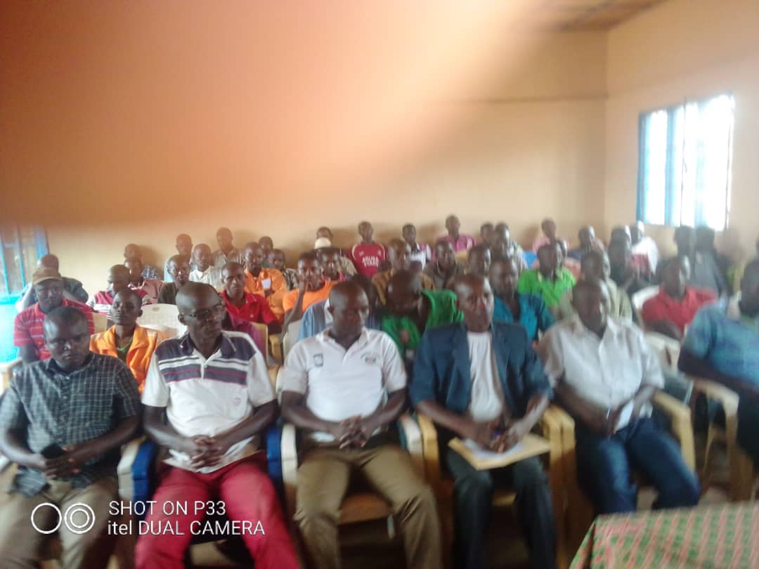 CnddFd's tweet photo. Iyo ni inama yabadandaza, abatanga nguvu ,abashazangendo n'abasoza Bo muri zone Butezi Komine Giharo ikaba iriko igirishwa n'umwubahwa umunyamabanga w'umugambwe CNDD-FDD  mu ntara ya Rutana https://t.co/Oe7xKe7iJh