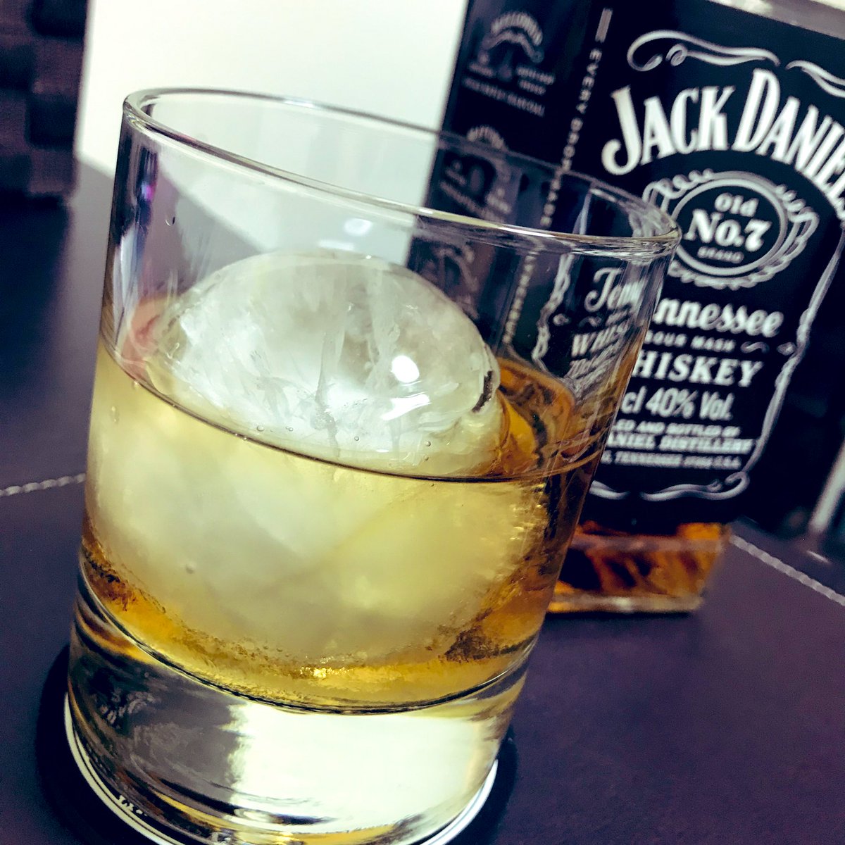 がーかや Pa Twitter 最近ウイスキーを良く飲むのよ で ニトリをウロついていた時に見つけたのがこの 俺の丸氷 何が良いってね ワイ ウイスキー飲んどるナァ って気分になる所かな 俺の丸氷 ウイスキー