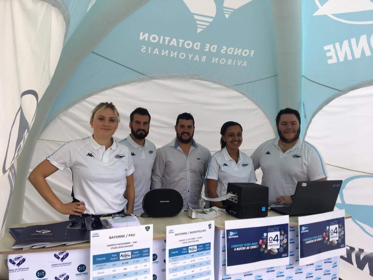 Première sortie aujourd'hui pour le van du @FdotationAB à Hossegor.
Il sera dès samedi au marché de Bayonne.
N'hésitez pas à poser des questions sur les actions du Fonds de dotation et vous pouvez même acheter des places pour les matchs.