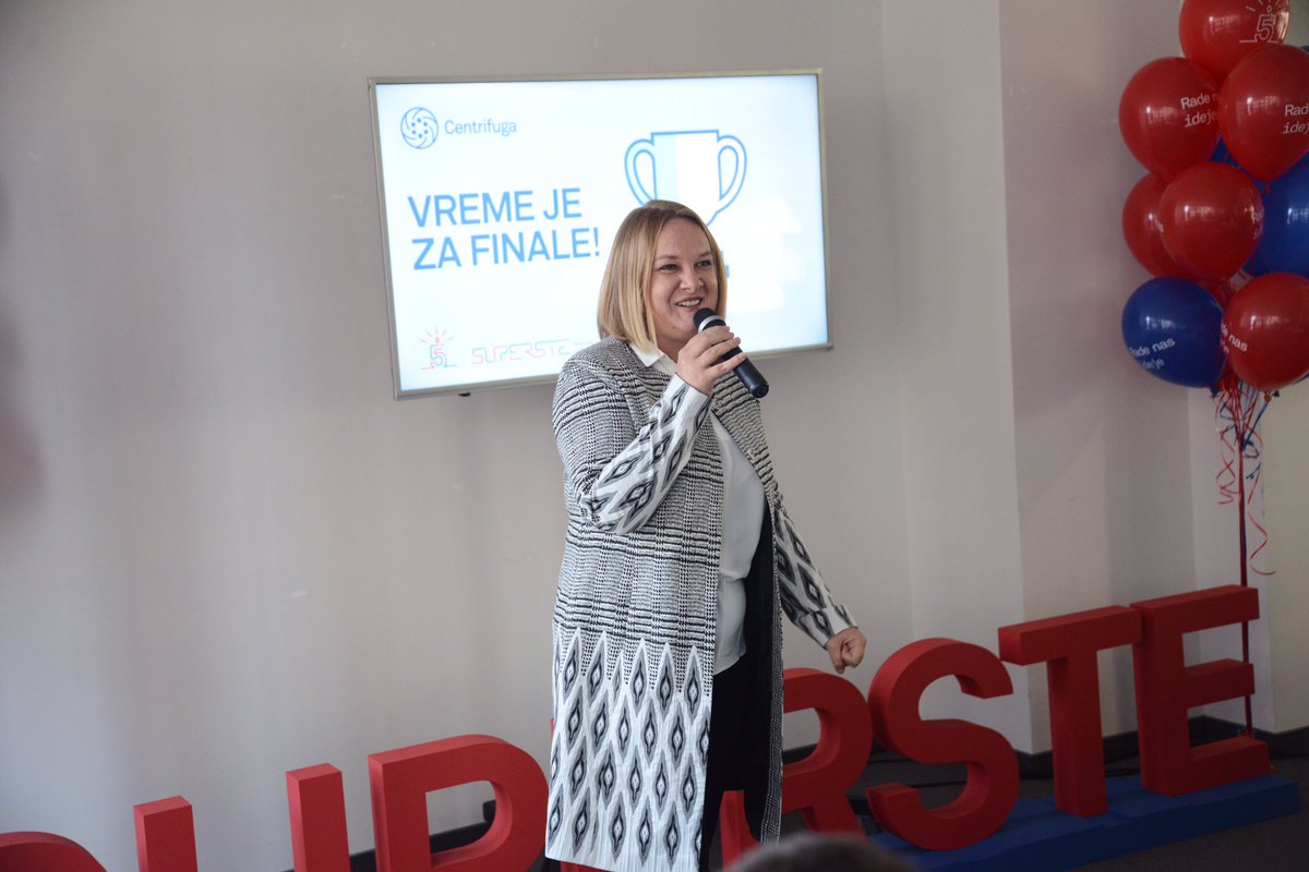 SupersteNet's tweet photo. #SuperFinale
Finale ovogodišnjeg #Centrifuga programa otvorila je Dragica Mujković, direktorka Direkcije komunikacije u @ErsteBankSrbija i @SupersteNet mentorka. 🤩

#Superste finalisti prezentuju svoje ideje, a žiri je spreman za teške odluke! 👏🏻 #radenasideje #verujusebe https://t.co/CyUm7ubsjy