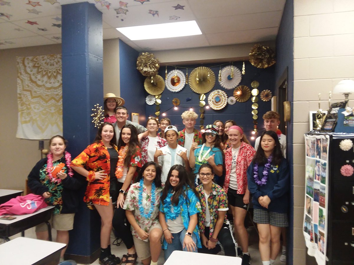 310Hayden's tweet photo. Room 310 bringing the spirit during Homecoming week! https://t.co/lWowaBVClG