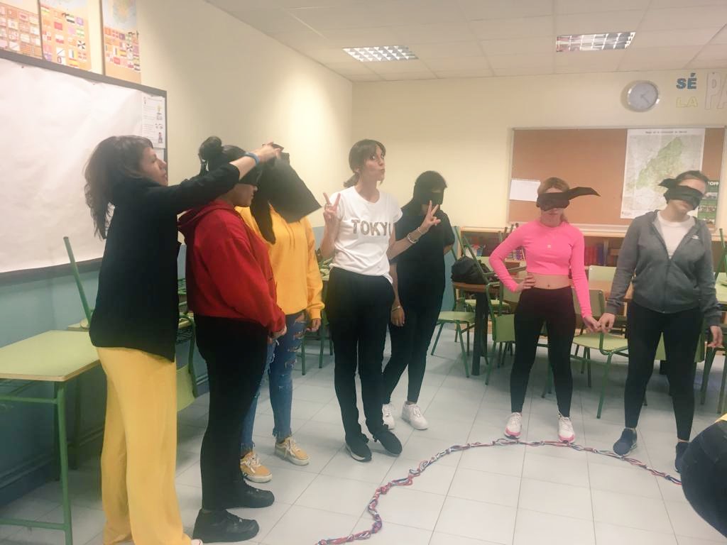 Ace_asamblea's tweet photo. Juegos de confianza. Dinamicas para todos. 😊. #elmejortrabajodelmundo https://t.co/GmH1oyfz7q