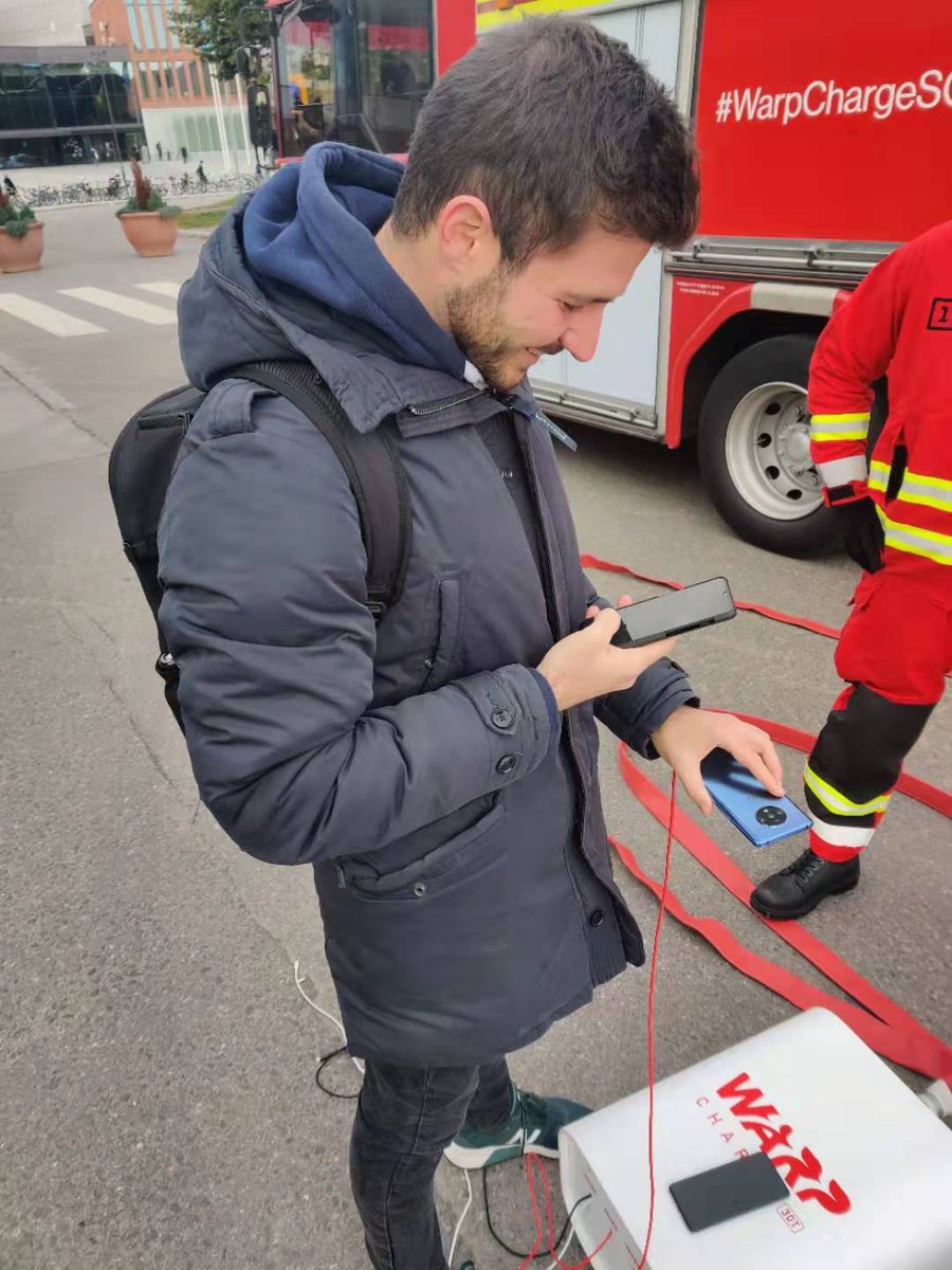 OnePlus_FI's tweet image. Onnellinen lataaja joka on aiemmin voittanut OnePlus-puhelimen ja testaajapaikan The Labiin. 
 
OnePlus-yhteisö on paras! 😍 
#WarpChargeSOS