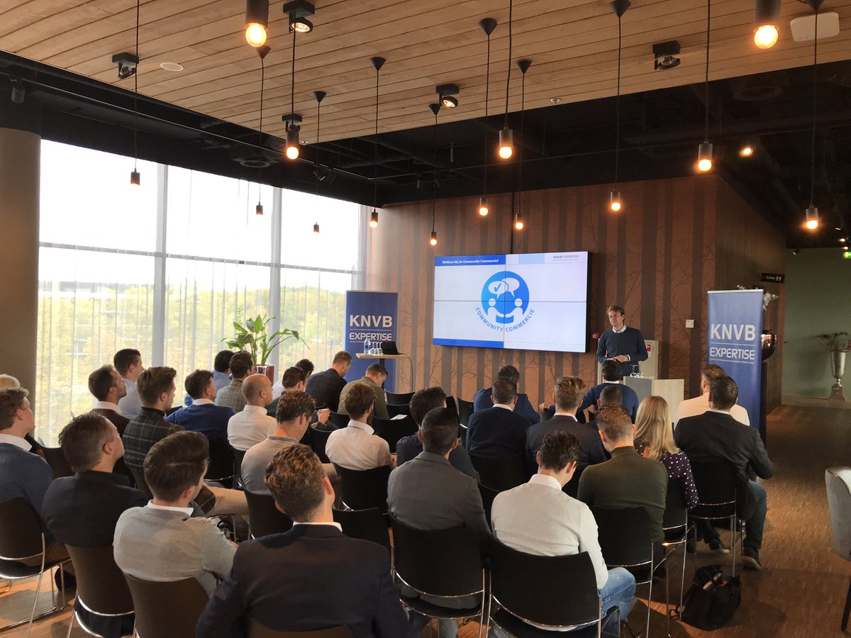 De inspiratiesessie Community Commercie is van start gegaan! Met veel aanmeldingen van verschillende betaald voetbalclubs gaat het een interessante dag worden in stadion Galgenwaard.