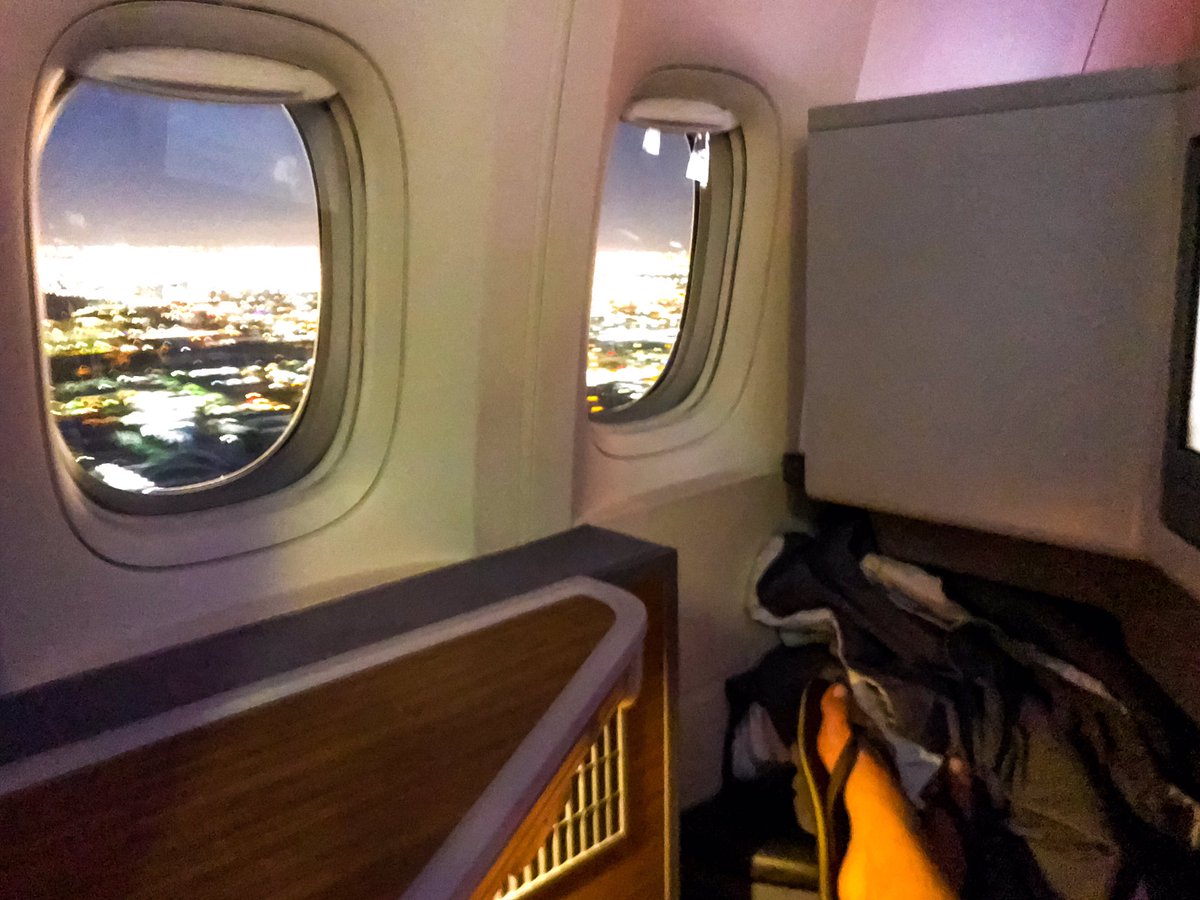 OWayfinder's tweet image. It’s #windowwednesday and I like my #windowOPEN! Why have just one window, when you can have 2? Taken onboard an @americanair 77W in Flagship Business seat 4A. ✈️💺🛏 #flying #upintheair