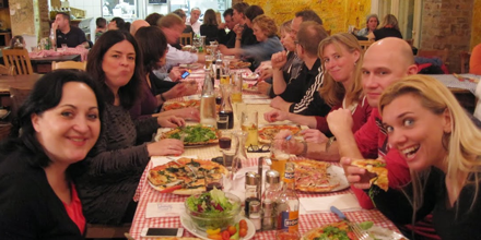 Estivant's tweet photo. Aan tafel met een goed glas wijn of op straat met wat streetfood in de hand leer je elkaar razendsnel kennen. Van restaurants tot streetfood, met deze eettips proeven jullie er op onze citytrips samen op los:
https://t.co/YciFd6yKZX #estivant #singlevakanties #blog https://t.co/sm05ClKKtH