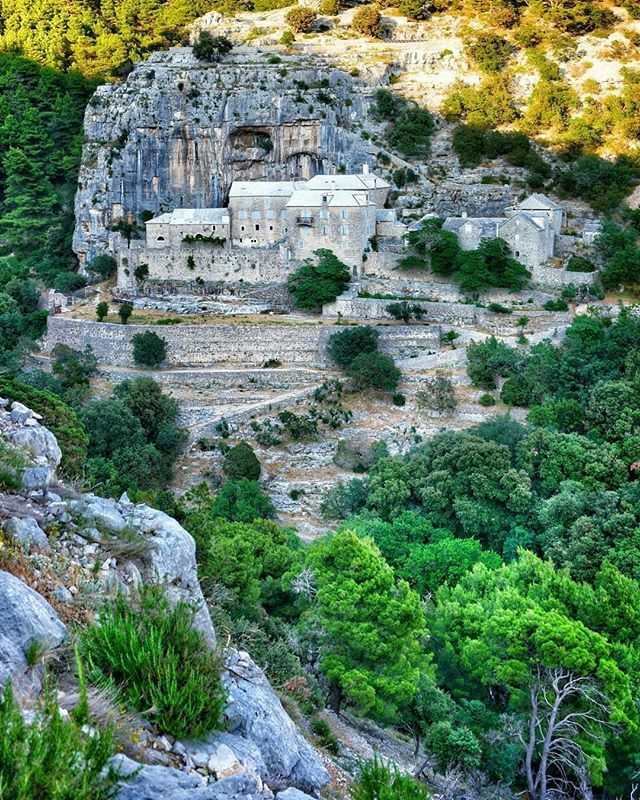AWorldTours's tweet photo. Blaca Hermitage (Pustinja Blaca), Brač Island, Croatia.

The hermitage was originally established in 1551 by two Glagolitic monks, and continued by successive generations of monks until 1963.
~
Photo @christinagjertsen
~
🌎🌍🌏
~
#pustinjablaca #oldplac… https://t.co/3BY9wgQ2pn https://t.co/U7xbTSj9f8