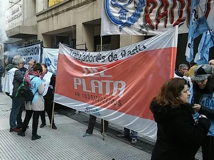 Cronicanunciada's tweet photo. 📻 Gerardo Ferreyra en #CronicaAnunciada: "Tuvimos que vender todos nuestros activos para poder pagar sueldos. Ahora empieza una nueva etapa con garantías y cumpliremos con nuestros trabajadores de @DelPlataEnLucha, proveedores y demás".
🔗 https://t.co/2eWSUtRdWu https://t.co/jteb6EBvHP