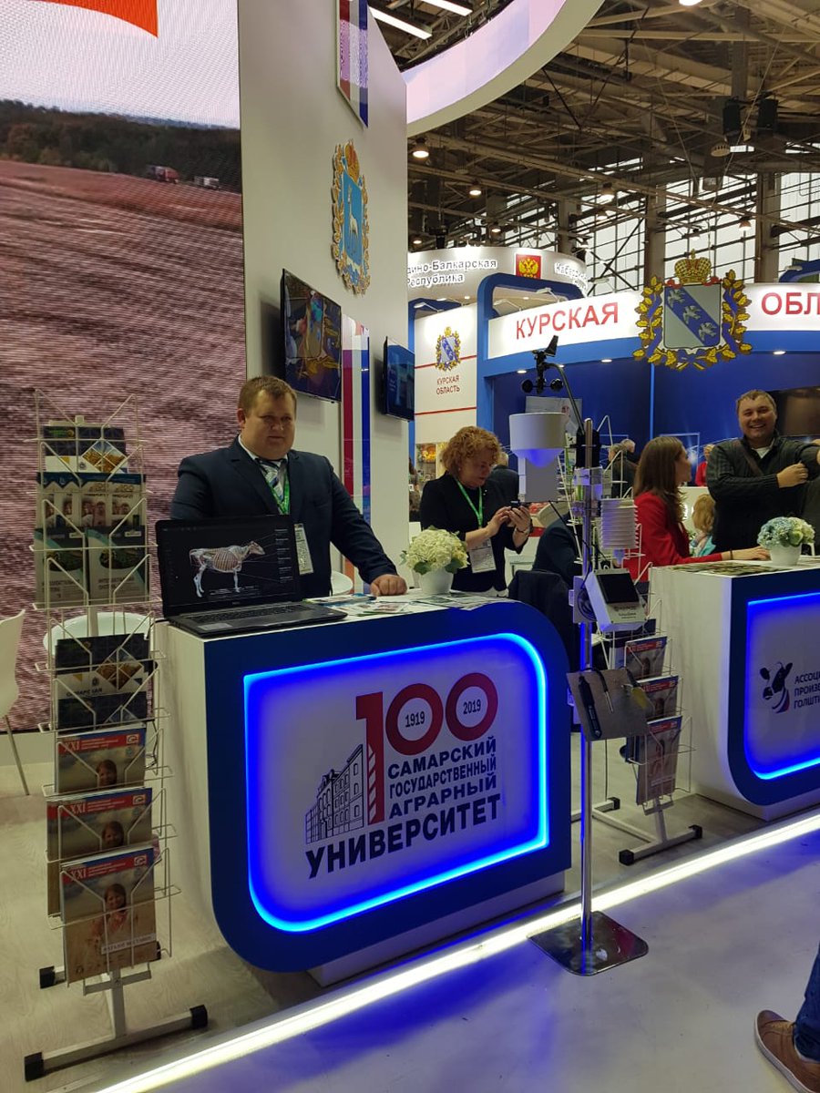 mcxsamregion's tweet photo. Экспозиция "Регионы России" начала свою официальную работу. Активное внимание посетители выставки проявляют к стенду Самарского региона, на котором представлены ведущие самарские производители сельскохозяйственной техники, минеральных удобрений, а также научные и учреждения https://t.co/pPRwHhbLuB