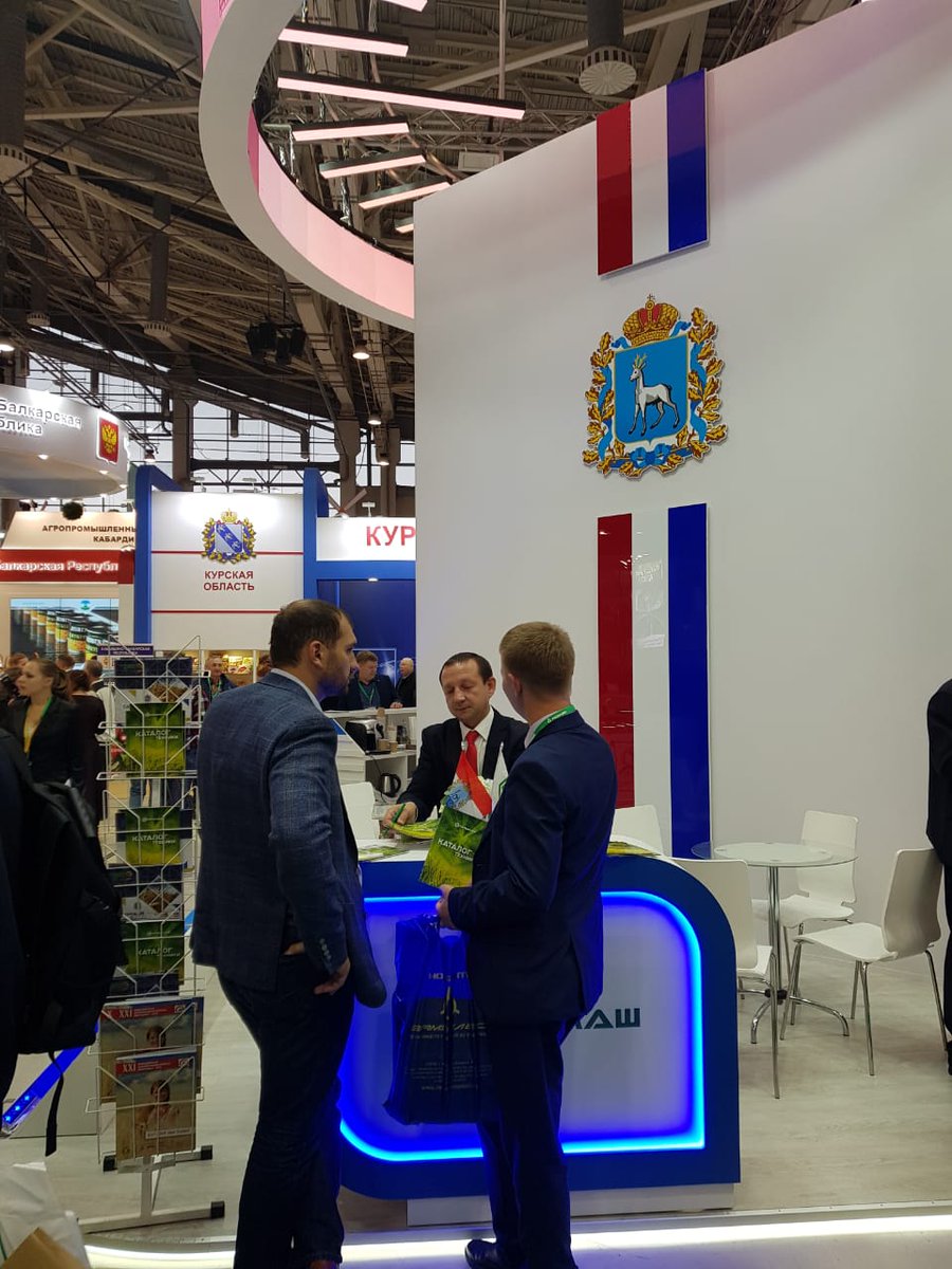 Экспозиция "Регионы России" начала свою официальную работу. Активное внимание посетители выставки проявляют к стенду Самарского региона, на котором представлены ведущие самарские производители сельскохозяйственной техники, минеральных удобрений, а также научные и учреждения