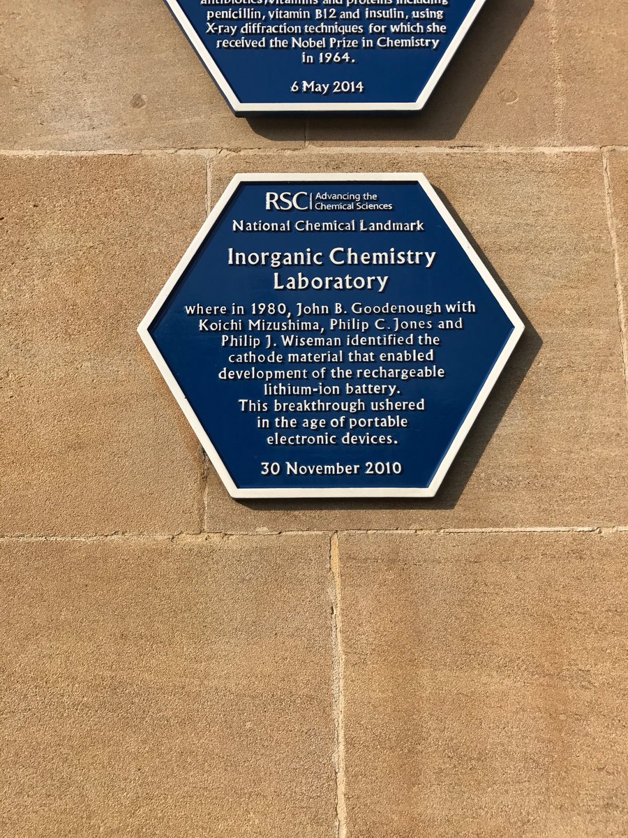 HansellThe's tweet photo. Please someone in Oxford go and put balloons and streamers on the ⁦@RoySocChem⁩ blue plaque. Please? #chemnobel https://t.co/ae1xx56zYd
