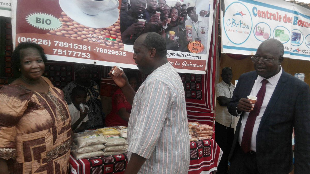 zephirindiabre1's tweet photo. Chers amis, hier, je suis allé à la Foire "Consommons burkinabè" organisée par Savane fm dans le cadre de son 20ème anniversaire. J'y ai encouragé le promoteur et les exposants. Joyeux anniversaire et longue vie à #Savanefm, la radio des nouvelles idées! #lwili #BurkinaFaso https://t.co/nZfmeh0PnI