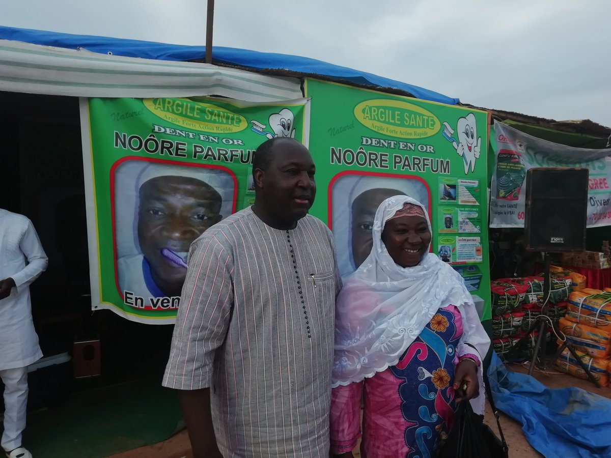 zephirindiabre1's tweet photo. Chers amis, hier, je suis allé à la Foire "Consommons burkinabè" organisée par Savane fm dans le cadre de son 20ème anniversaire. J'y ai encouragé le promoteur et les exposants. Joyeux anniversaire et longue vie à #Savanefm, la radio des nouvelles idées! #lwili #BurkinaFaso https://t.co/nZfmeh0PnI